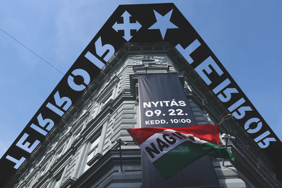 Vasárnap tüntetést tartottak a Terror Háza előtt.