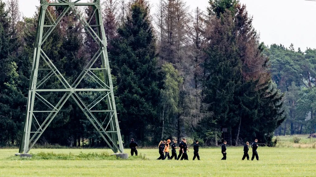 Németország, szabotázs, robbanószerkezet, Szászország, elektromos hálózat, nagyfeszültségű vezeték, transzformátorállomás, Brandenburg, rendőrség Németország területén rendőrök kutatják át a nagyfeszültségű vezetékek környékét a brandenburgi szabotázsakció után Fotó: FRANK HAMMERSCHMIDT / DPA
