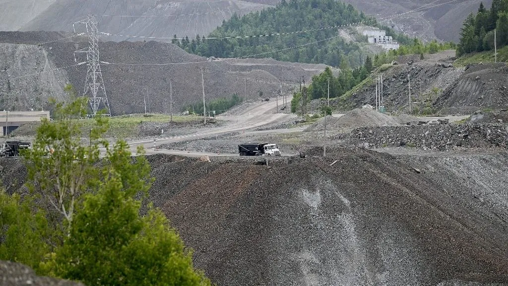 azbeszt, A truck is shown near the Belvedere Mine British Canadian (Mine BC) in Thetford Mines, Quebec, on July 22, 2026. The town was known as the asbestos capital of Canada with the last mine closing in 2012. (Photo by Graham Hughes/NurPhoto) (Photo by Graham Hughes / NurPhoto via AFP)