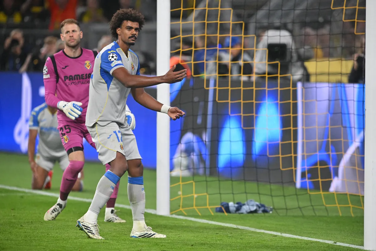 Gulácsi Péter rendkívül balszerencsés gólt kapott a Dortmund elleni BL-meccsen