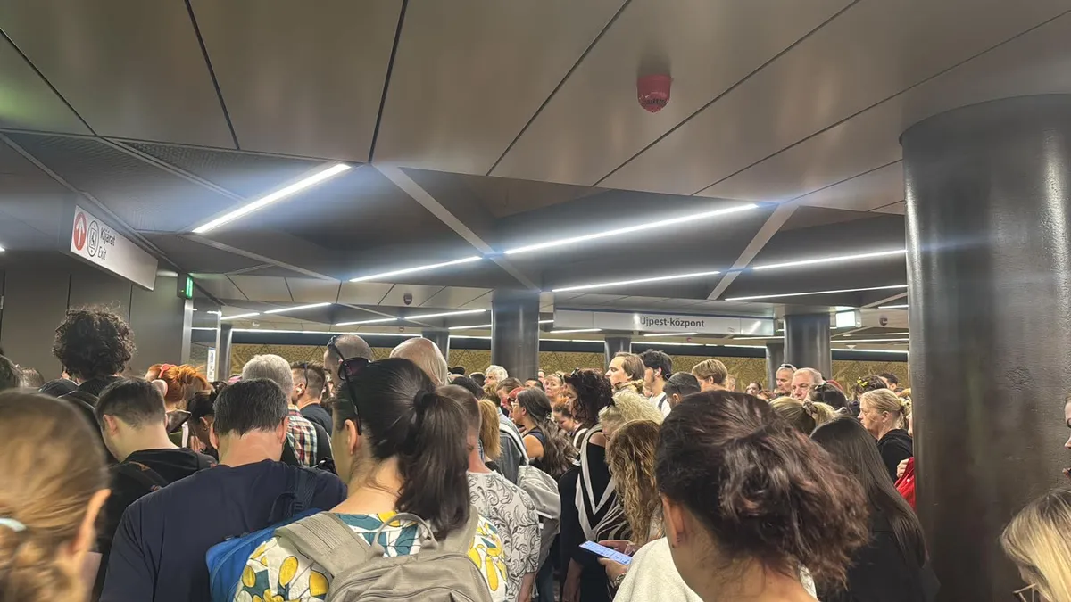 Metró helyett busszal lehet továbbutazni / F