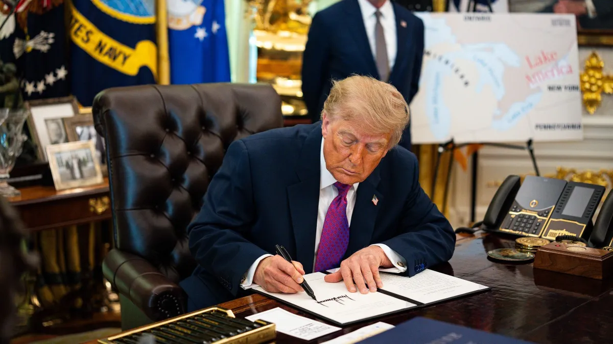 Újabb merész átnevezéssel állt elő Donald Trump: a Hormuzi-szoros új neve Trump-szoros lenne, 2026. augusztus 27., Washington, Columbiai Kerület, USA: WASHINGTON, DC - AUGUSZTUS 27.: Donald J. Trump, az Egyesült Államok elnöke a washingtoni Fehér Ház Ovális Irodájában a média képviselőivel beszél, miután aláírta az Ontario-tó Amerika-tóra való átnevezéséről szóló végrehajtási rendeletet a közelmúltbeli kereskedelmi háború közepette