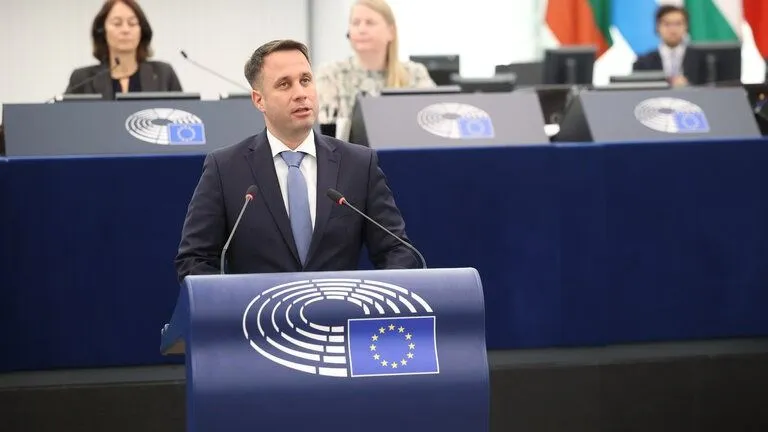 Dömötör Csaba megkérdezte az EP jogállamisági biztosát arról, mit gondol a Tisza-kormány által elfogadott 17. Alaptörvény-módosításáról  (Fotó: Alexis Haulot/Dömötör Csaba/Facebook)