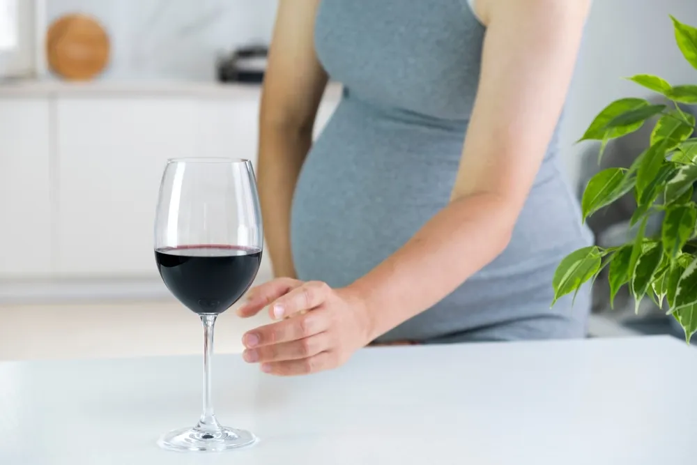 Várandós nő magzati alkoholszindróma kockázatával alkoholt fogyaszt.