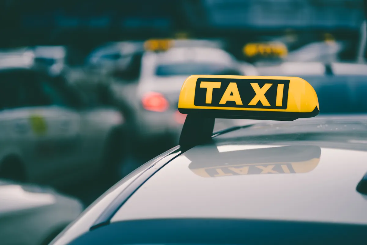 Halálra gázolt egy taxi egy 16 éves diáklányt Londonban