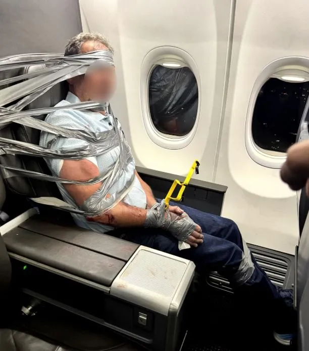 Ragasztószalaggal fékezték meg az American Airlines járatának rendbontó utasát
