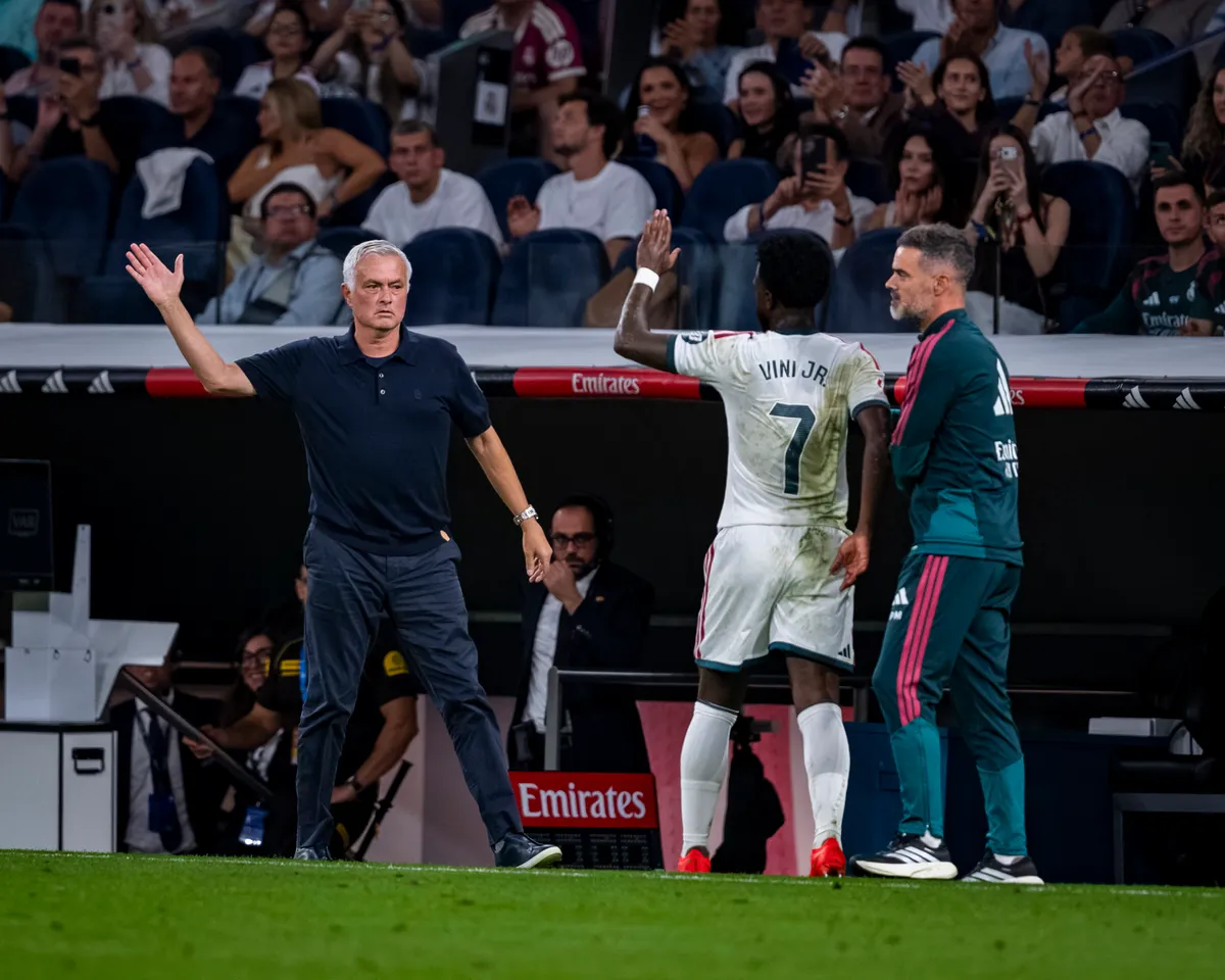 José Mourinho lepacsizott Vinícius Júniorral, miután a Real Madrid–Rayo Vallecano bajnoki mérkőzés 89. percében lecserélte