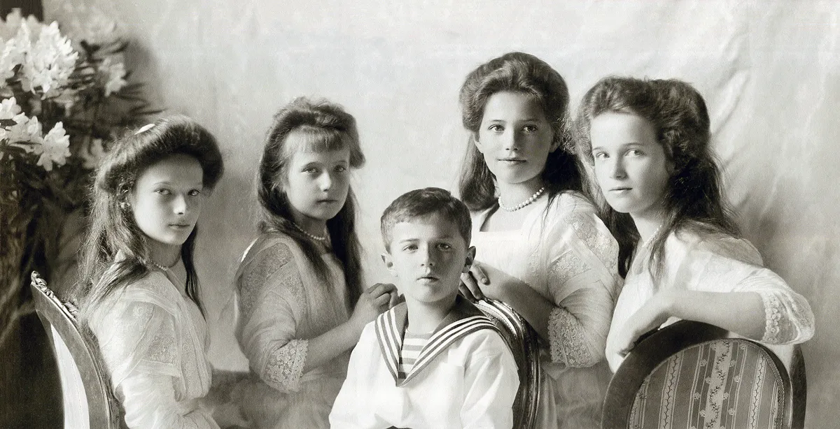 A hmofilia betegségben szenvedő Alexej Nyikolajevics Romanov orosz trónörökös és lánytestvérei.