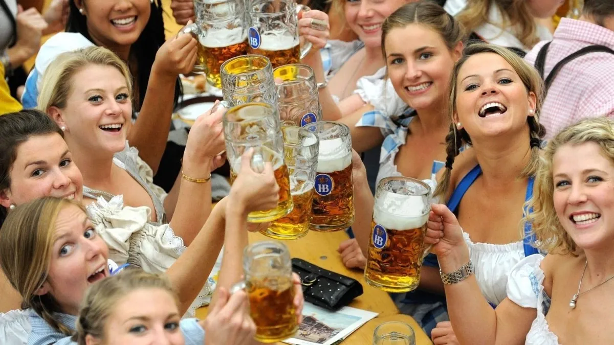 München, 2010. szeptember 18.
Fiatal nõk koccintanak az egyik sörsátorban a 177. Oktoberfest elsõ napján, 2010. szeptember 18-án Münchenben. A most 200 éves Oktoberfest a világ legnagyobb sörünnepe, amelyet elõször I. Lajos bajor király és sachsen-hildburghauseni Terézia hercegnõ esküvõje alkalmából rendeztek meg 1810-ben. (MTI/EPA/Andreas Gebert)