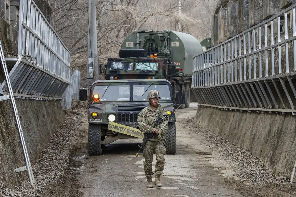 Három tiszt sérült meg a koreai demilitarizált övezetben történt robbanásban, Észak-Korea határán. Egyelőre nem tudni, mi okozta a detonációt.