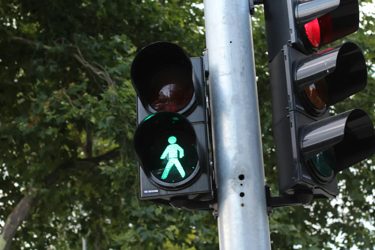 Hadat üzentek a nyugdíjasok a jelzőlámpáknak