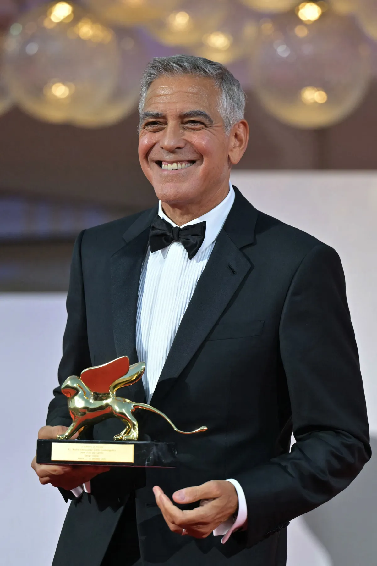 George Clooney 65 évesen még mindig egy igazi szívtipró.