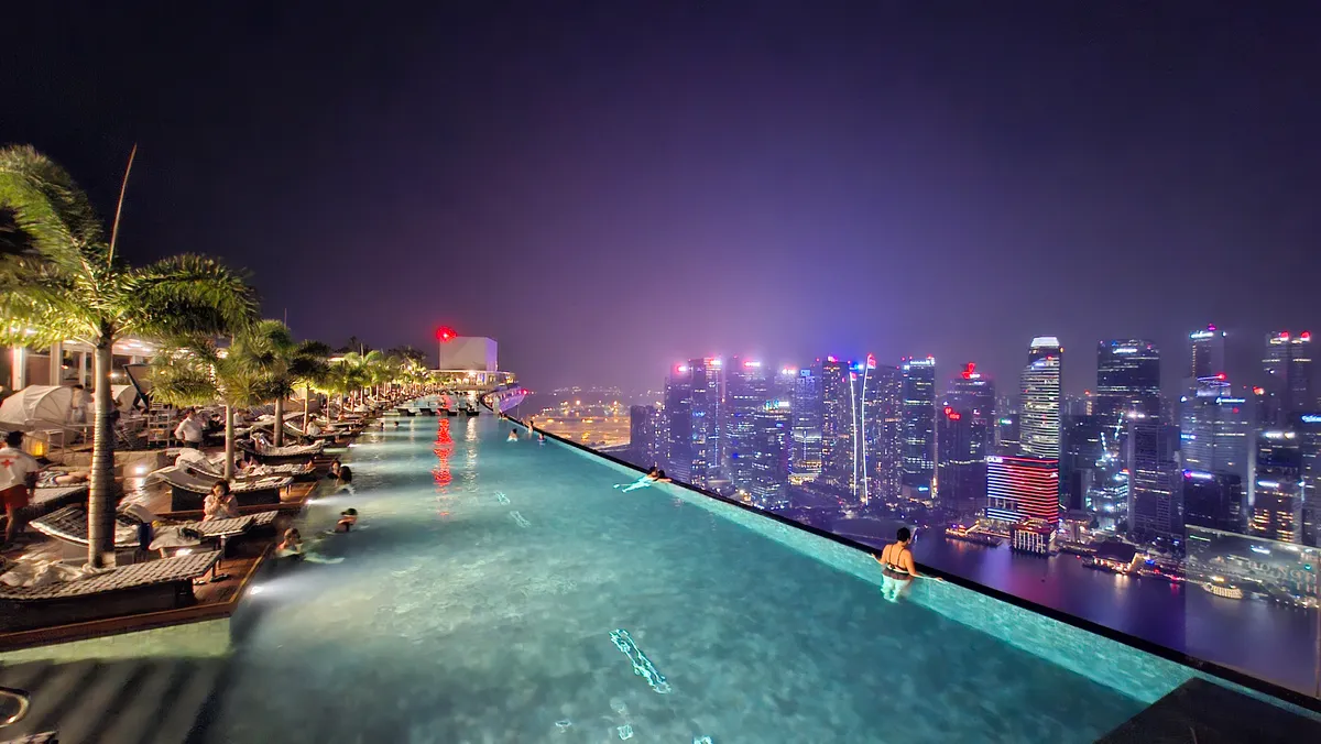 A Hotel Marina Bay Sands tetőmedencéje.