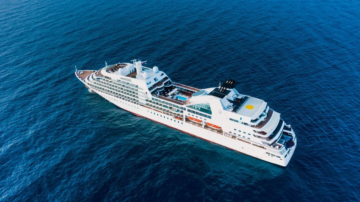 Több ezer utas terve borult fel az Oasis of the Seas óceánjáró késése miatt. A Royal Caribbean hajója két kritikus beteg miatt tért vissza Nassauba.