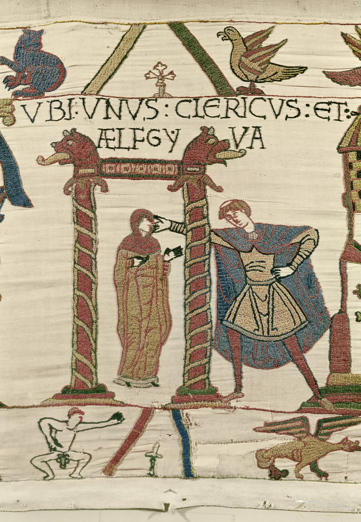 Aelfgyva, egy lelkész és alattuk a Bayeux-i kárpit rejtélyes meztelen alakja.
