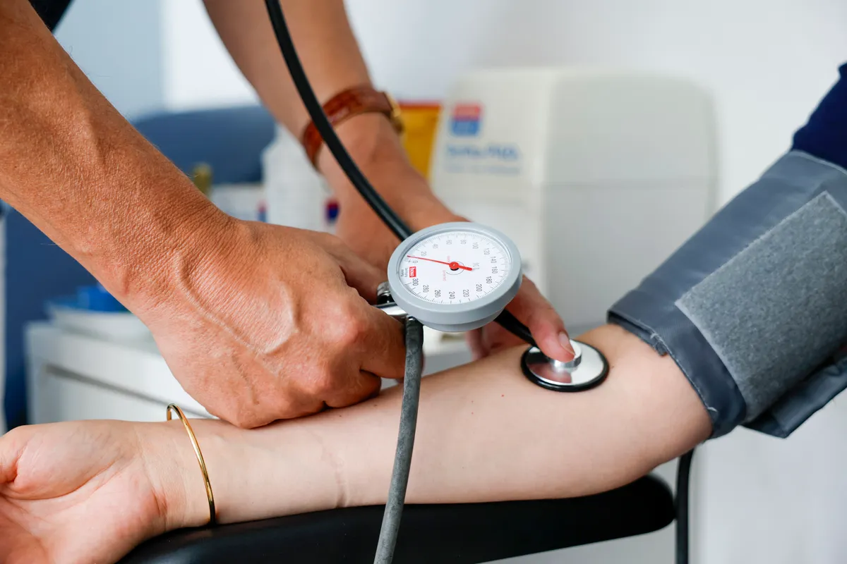 élelmiszer-adalékanyagok, tartósítószerek, feldolgozott élelmiszerek, szív- és érrendszeri betegségek, szívbetegség, szívroham, stroke, nátrium-nitrit, kálium-szorbát, aszkorbinsav, citromsav, ultrafeldolgozott élelmiszerek, egészséges táplálkozás, oxidatív stressz A magas vérnyomás kockázatával nyolc gyakori élelmiszer-adalékanyag fogyasztását hozták összefüggésbe
