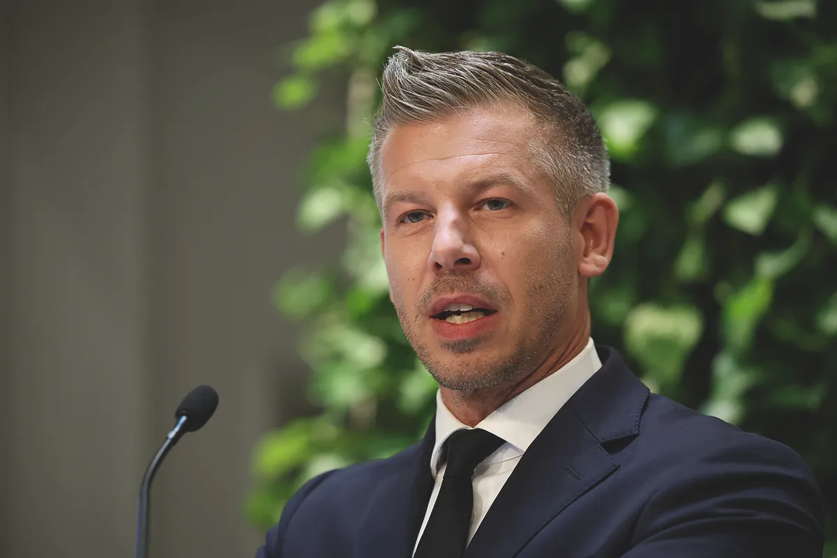 Magyar Péter bejelentést tett a migránsokról