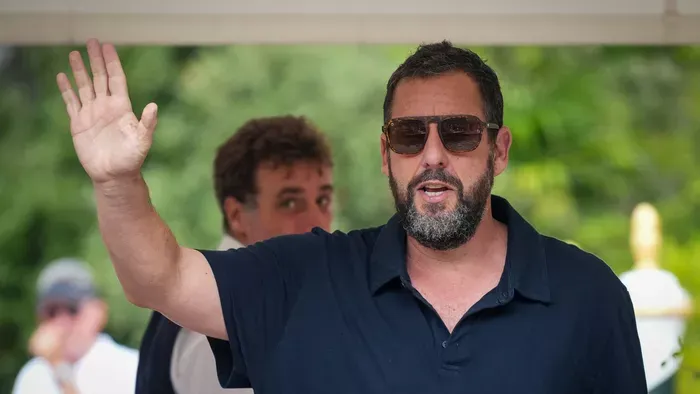 Adam Sandler 60 éves lett: minden barátjának Maseratit vásárolt a születésnapos