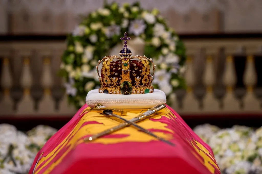 Haakon király apjának, V. Haraldnak a koporsója az oslói királyi palota kápolnájában The casket of King Harald V of Norway with the Royal Regalia of Norway, the King's Crown and the Sword of the Realm resting on top, is pictured as the late monarch lies in state at the Royal Palace Chapel in Oslo on August 31, 2026. The casket of Norway's late King Harald V was transferred on August 31 to the royal palace chapel, where the late regent will lie in state until his funeral on September 9. (Photo by Cornelius Poppe / NTB / AFP) / Norway OUT