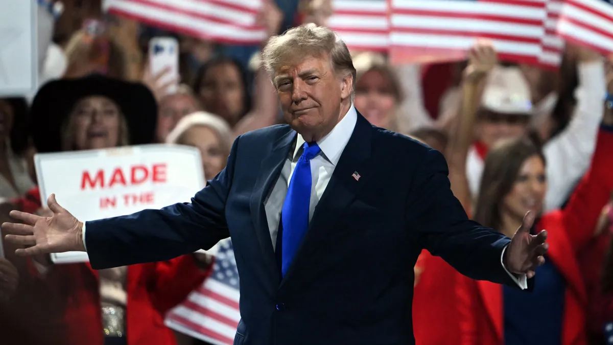 A dallasi republikánus rendezvényen Donald Trump fogadalmat mondatott el híveivel, majd közölte: a pokolra jutnak, ha kihagyják a félidős választásokat (A képen az Egyesült Államok elönöke)