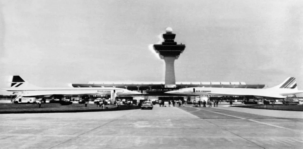 The 2 Concordes of Air France and British Airways face on 2 parallel tracks of Washington Dulles airport on May 24, 1976 to inaugurate the opening of the line. (Photo by AFP)