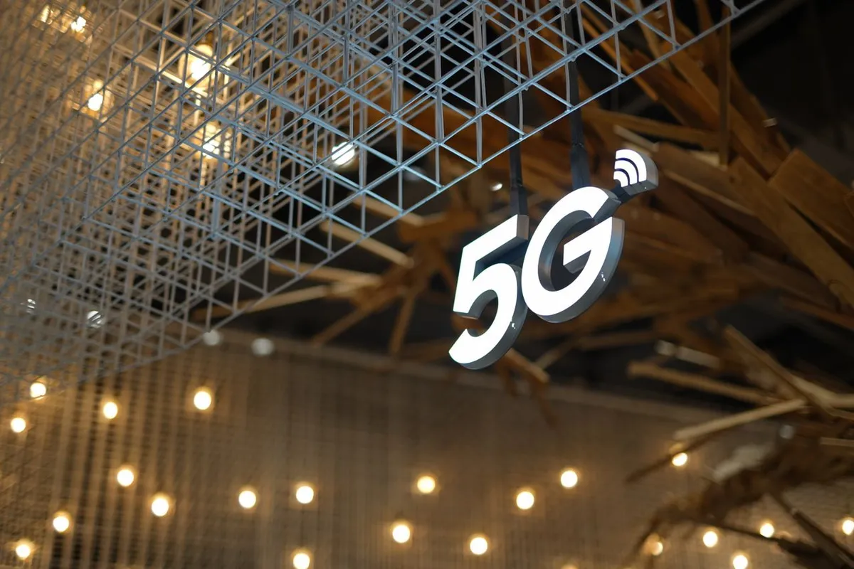 A rossz 5G miatt dühös falubeliek a mobiltoronyhoz kötözték a javítani érkező szerelőt Indiában. A férfit elengedték, öt ember ellen eljárás indult.