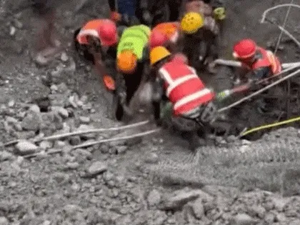 A nepáli villámárvíz után tovább folytatódik a kutatás az alagutakban rekedt dolgozók után Fotó: Youtube/@abcnewsaustralia