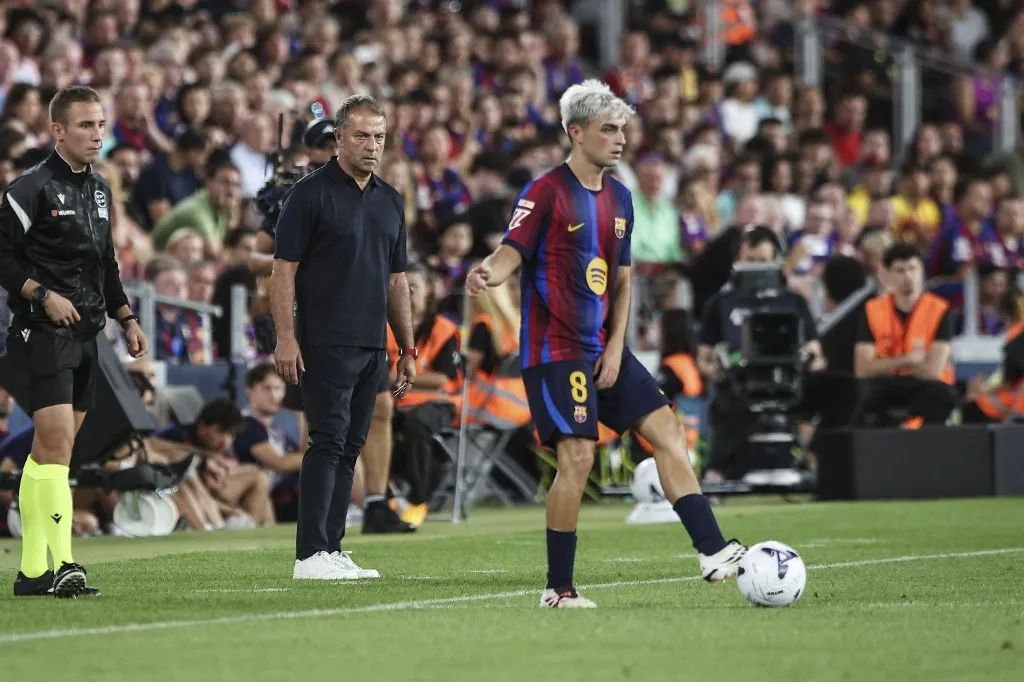 Hansi Flick coach of FC Barcelona watch 08 Pedri of FC Barcelona controls the ball during the La Liga EA Sports 2026/2027 match between FC Barcelona vs Athletic Club de Bilbao at Spotify Camp Nou Stadium on 27th of August of 2026. (Photo by Gongora/NurPhoto) (Photo by Gongora / NurPhoto via AFP)