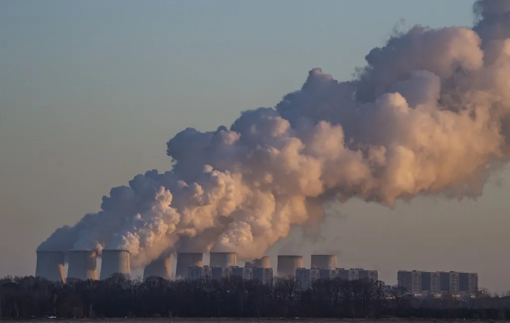 (FILES) A picture taken on November 30, 2019 shows a view of the Jaenschwalde Power Station near Peitz, eastern Germany. Improvised explosive devices were used on September 1, 2026 in a sabotage attack at the Preilack substation, part of the compound of th ecoal-fired Jaenschwalde power plant in eastern Germany, with several electricity lines damaged and supply briefly interrupted, police and a grid operator said. At least one of the devices detonated but others failed to go off, she said, adding that no one was hurt and there was no major blackout in the area, about 100 kilometres (60 miles) southeast of Berlin. (Photo by John MACDOUGALL / AFP), robbanás