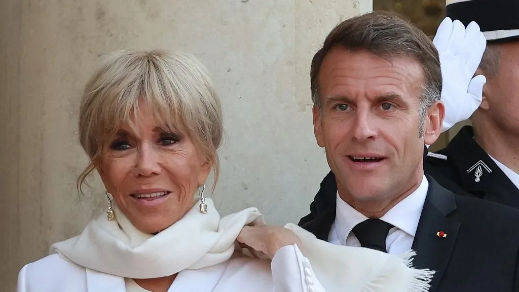 France's President Emmanuel Macron and his wife Brigitte Macron arrive to welcome Gabon's President and his wife before a State diner at the Elysee Palace in Paris on July 20, 2026. (Photo by Ludovic MARIN / AFP)