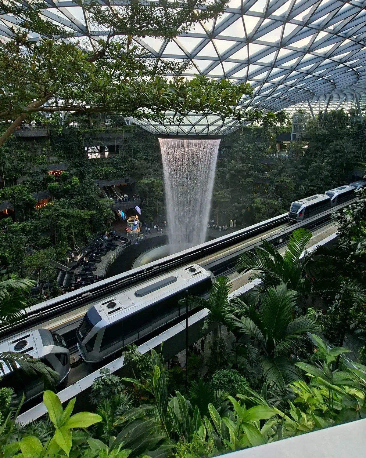 A Jewel vízesése a Changi repülőtéren Szingapúrban.