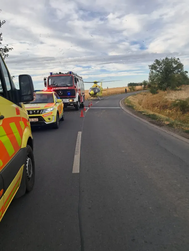 motoros baleset, Tiszaszentimre, Tiszaszőlős, 3217-es út, segédmotoros, mentőhelikopter, közlekedési baleset, útlezárás árok, Mentőhelikoptert is riasztottak a balesethez