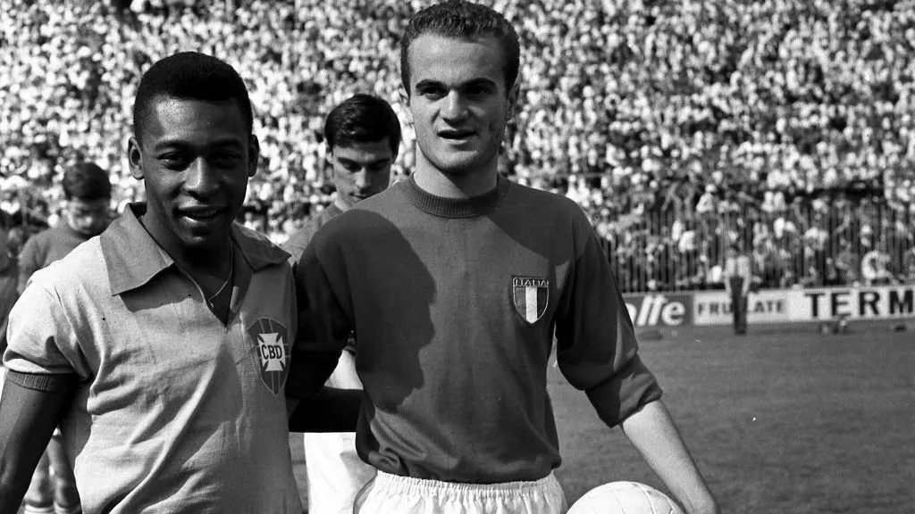 Milan Stade San Siro 12/05/1963 Les footballeurs Pele (Bresil) et Sandro Mazzola (Italie). Photographie ©Farabola/Leemage (Photo by leemage / Bridgeman Images via AFP)