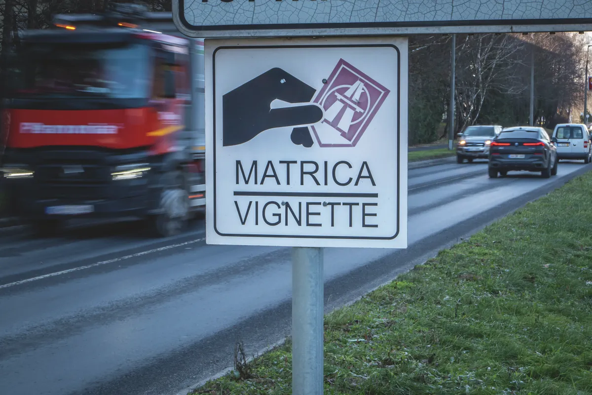 20250114 Nagykanizsa Autópálya - matrica jelzőtábla Fotó: Szakony Attila SZA Zalai Hírlap ZH Tisza Párt