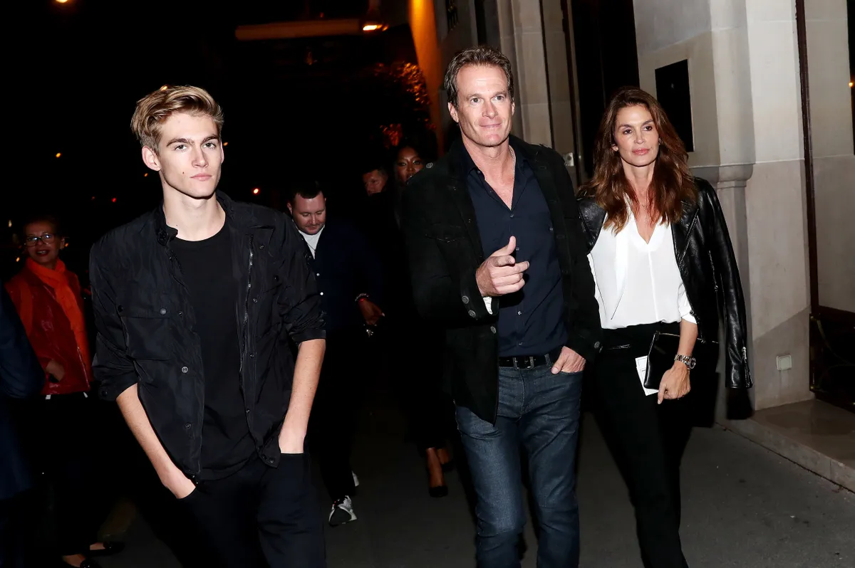 Info - Presley Gerber mis en examen pour conduite en état d'ivresse - Cindy Crawford et son mari Rande Gerber sortent se balader dans Paris avec leur fils Presley pendant la fashion week le 26 septembre 2017. © Cyril Moreau / Bestimage Cindy Crawford, her husband Rande Gerber and their son Presley stroll in Paris during fashion week on september 26th 2017