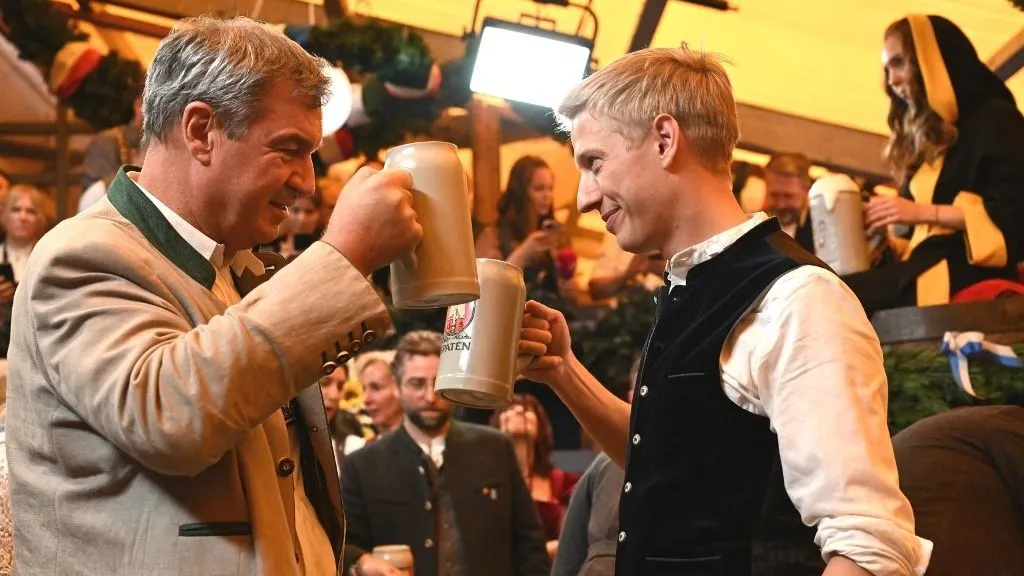 oktoberfest, dpatop - 19 September 2026, Bavaria, Munich: Markus Söder (left, CSU), Minister-President of Bavaria, toasts Dominik Krause (Alliance 90/The Greens), Mayor of Munich, during the traditional tapping of the first beer barrel at the Schottenhamel Festhalle. The 191st Oktoberfest will take place from September 19 to October 4, 2026, at Munichs Theresienwiese. Photo: Sven Hoppe/dpa (Photo by SVEN HOPPE / dpa Picture-Alliance via AFP)