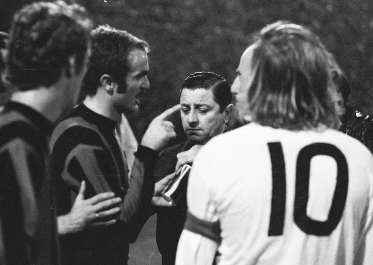ARCHIVE PHOTO: Guenter NETZER will be 80 years old on September 14, 2024, FOOTBALL European Cup Borussia Monchengladbach-Inter Milan 7:0 Alessandro MAZZOLA with a can of Coke in his hand discusses with the referee. with the number 10: Guenter NETZER (only the back can be seen). It's about the "can thrown at Boninsegna". ? (Photo by Sven Simon / dpa Picture-Alliance via AFP)