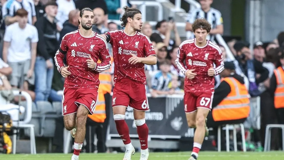 Itt a vége 17 év után: óriási bejelentést tett a Liverpool