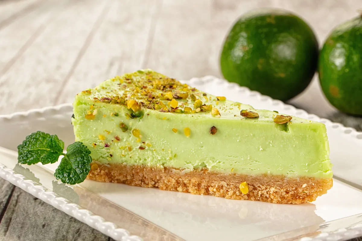Pisztácia sajttorta mentalevél díszítéssel tálalva.