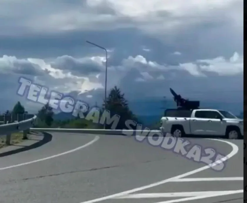 Putyin konvojában géppuskás pickup jelent meg, újabb szokatlan biztonsági intézkedés