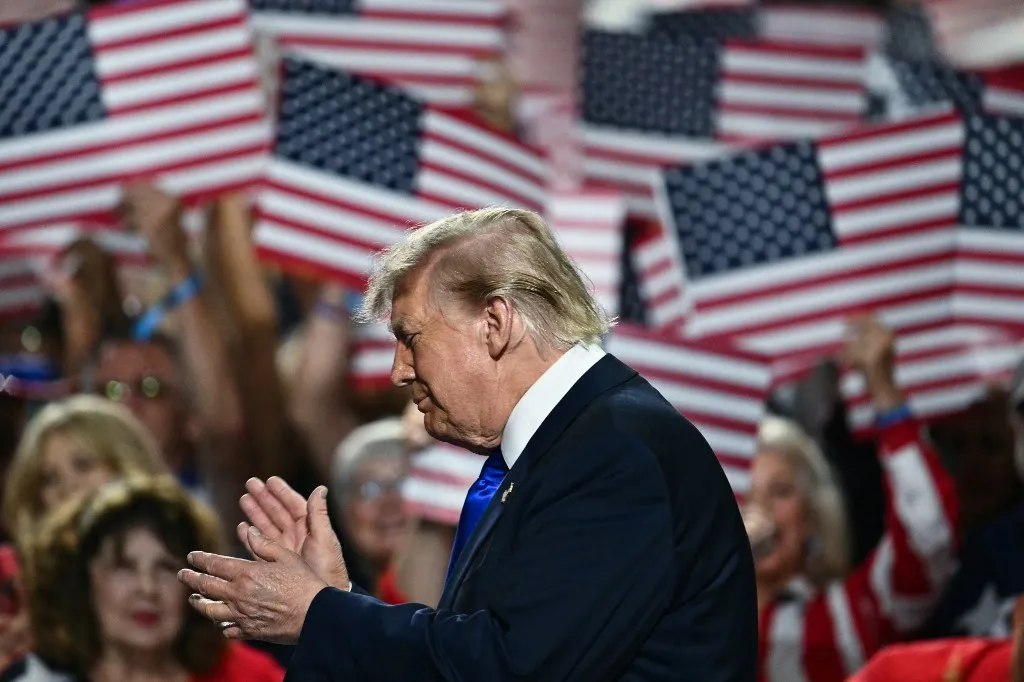 Donald Trump, Trump-osztalék, 5000 dollár, Egyesült Államok, republikánusok, félidős választások, iráni háború, amerikai kongresszus, JD Vance, Dallas Donald Trump amerikai elnök a Republikánus Párt félidős választási kongresszusán szólalt fel Dallasban, szeptember 9-én Fotó: KENT NISHIMURA / AFP US President Donald Trump arrives to speak during the Republican National Midterm Convention at the American Airlines Center in Dallas, Texas on September 9, 2026. US Republicans open an extraordinary midterm convention in Dallas on September 9 betting that putting Donald Trump at the center of their campaign can rescue a party facing grim election forecasts -- despite the president's negative approval ratings. (Photo by Kent NISHIMURA / AFP)