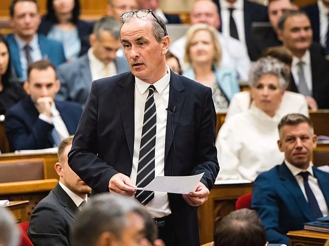 Hegedűs Zsolt szerint heteken belül kialakul a tárca álláspontja. A szívhangrendelet eltörlését korábban kilátásba helyezték, Rétvári Bence a megtartását kéri.