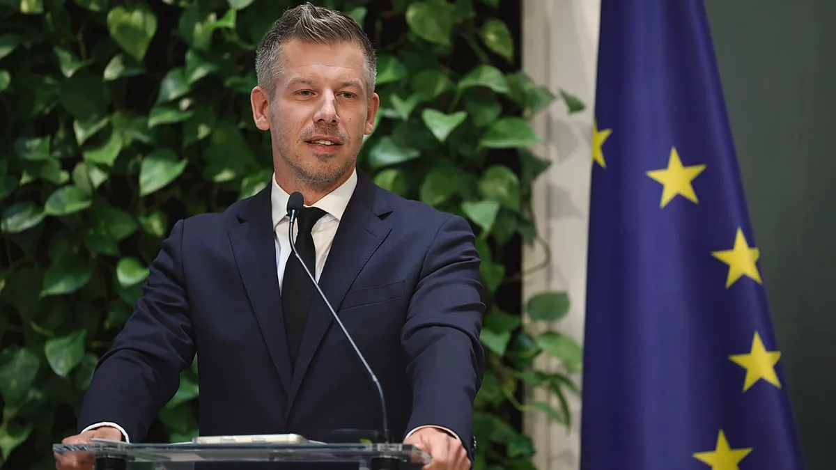 Változás jöhet a dohány- és kaszinókoncessziók körül, Magyar Péter a dohányboltok államosításáról is beszélt (Fotó: Hatlaczki Balázs)