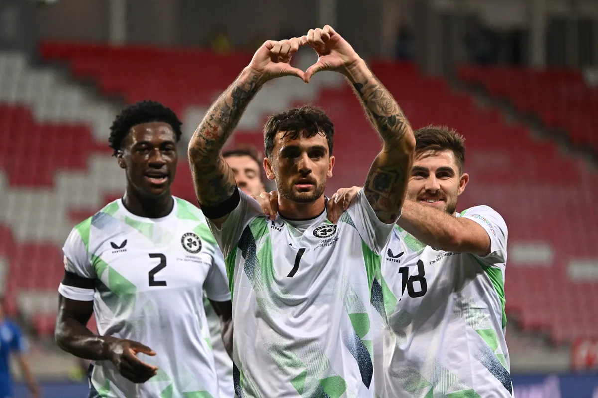 Troy Parrott (középen) is gólt szerzett az Írország–Izrael meccsen