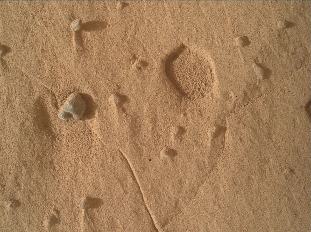 Marsi mélyedések a Curiosity felvételén, sekély gödrök a Mars kőzetfelszínén