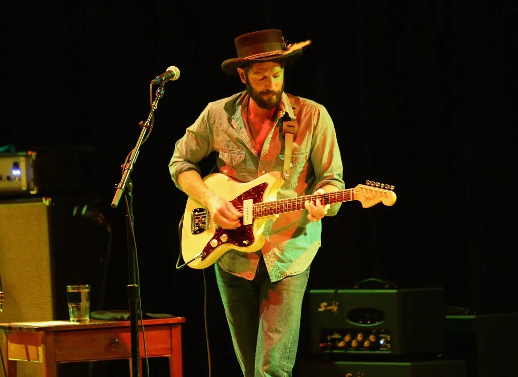 NEW YORK, NY - MAY 01: Ray LaMontagne Performs Intimate Concert Exclusively For Citi Cardmembers At Town Hall on May 1, 2014 in New York City.   Neilson Barnard/Getty Images/AFP (Photo by Neilson Barnard / GETTY IMAGES NORTH AMERICA / Getty Images via AFP)