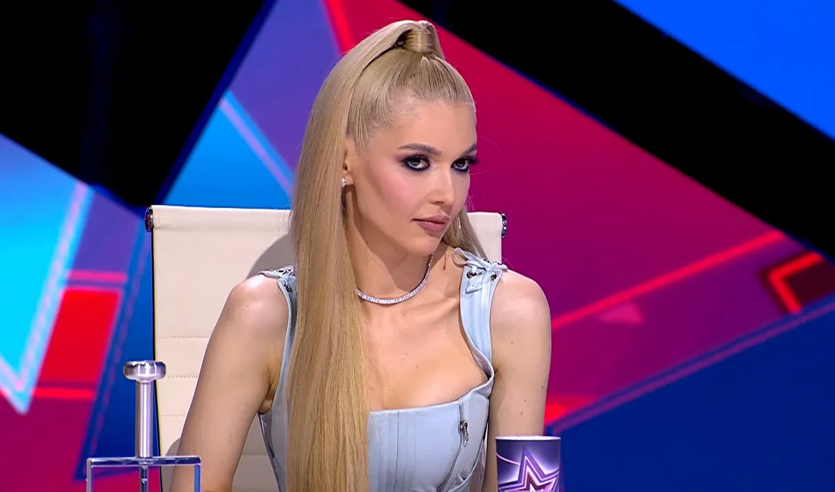 Herceg Erika szúrós szemmel néz a versenyzőre a zsűriasztal mögül.