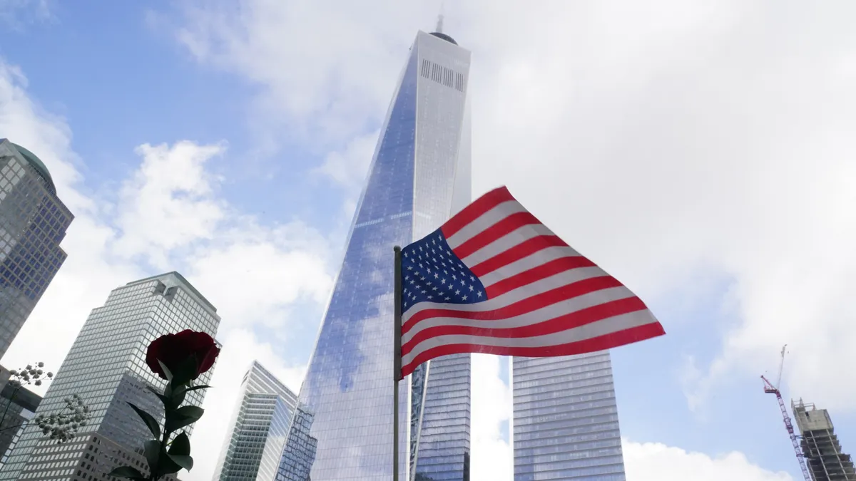 Az újjáépített World Trade Center az amerikai zászlóval.