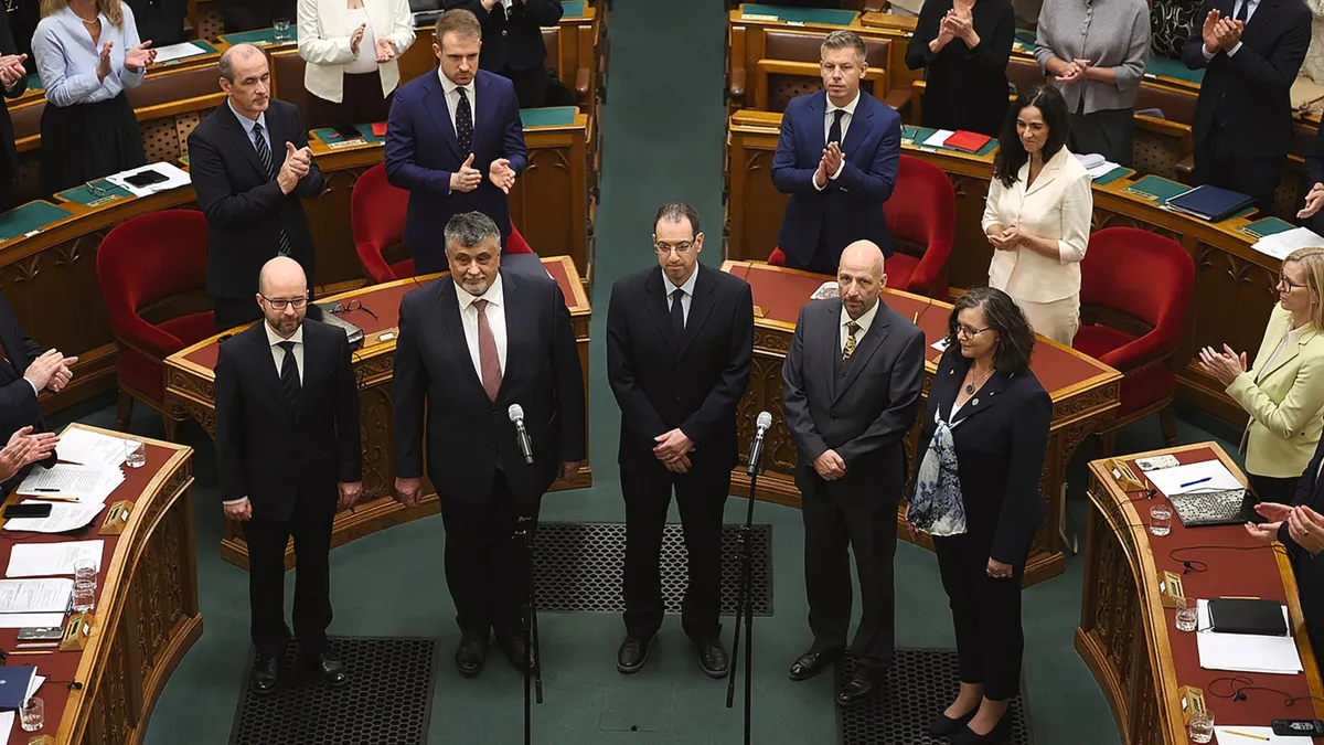 Fontos változás jön a magyar Országgyűlés munkarendjében. A parlament hétfőtől háromhetes rendre tér át, miközben több idő jut az interpellációkra is.