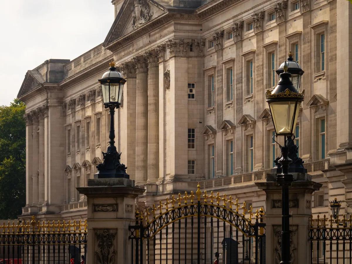 Elképesztő, több mint százéves tárgyak kerültek elő a Buckingham-palotából. 